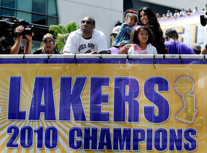 Kobe Bryant junto a su esposa y sus hijas Gianna y Natalie durante el desfile de celebración de Los Angeles Lakes en Los Angeles el 21 de junio del 2010.