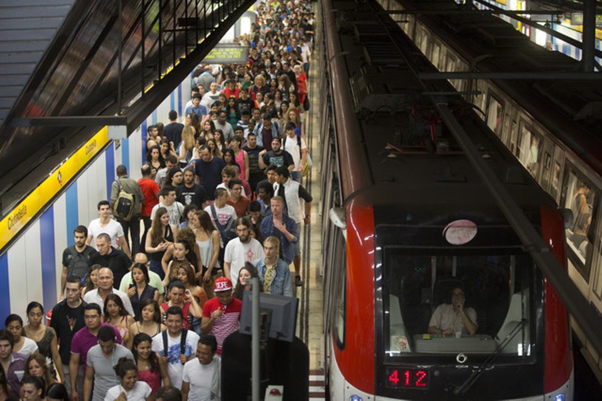L’estació de metro de Vila Olímpica, plena de gom a gom.