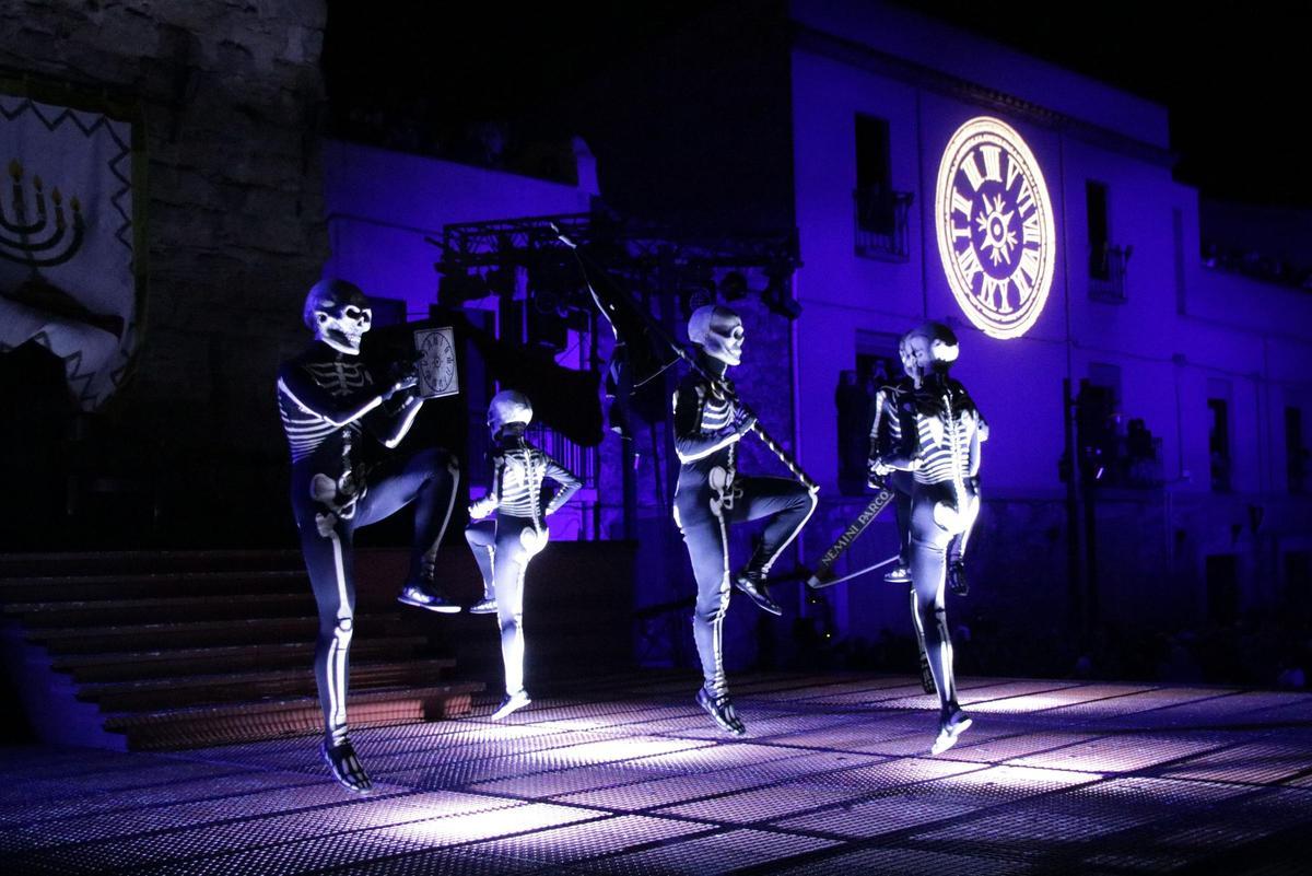 La Muerte vuelve a desfilar por las calles de Verges en una procesión marcada por el viento