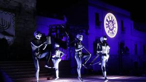 La Muerte vuelve a desfilar por las calles de Verges en una procesión marcada por el viento
