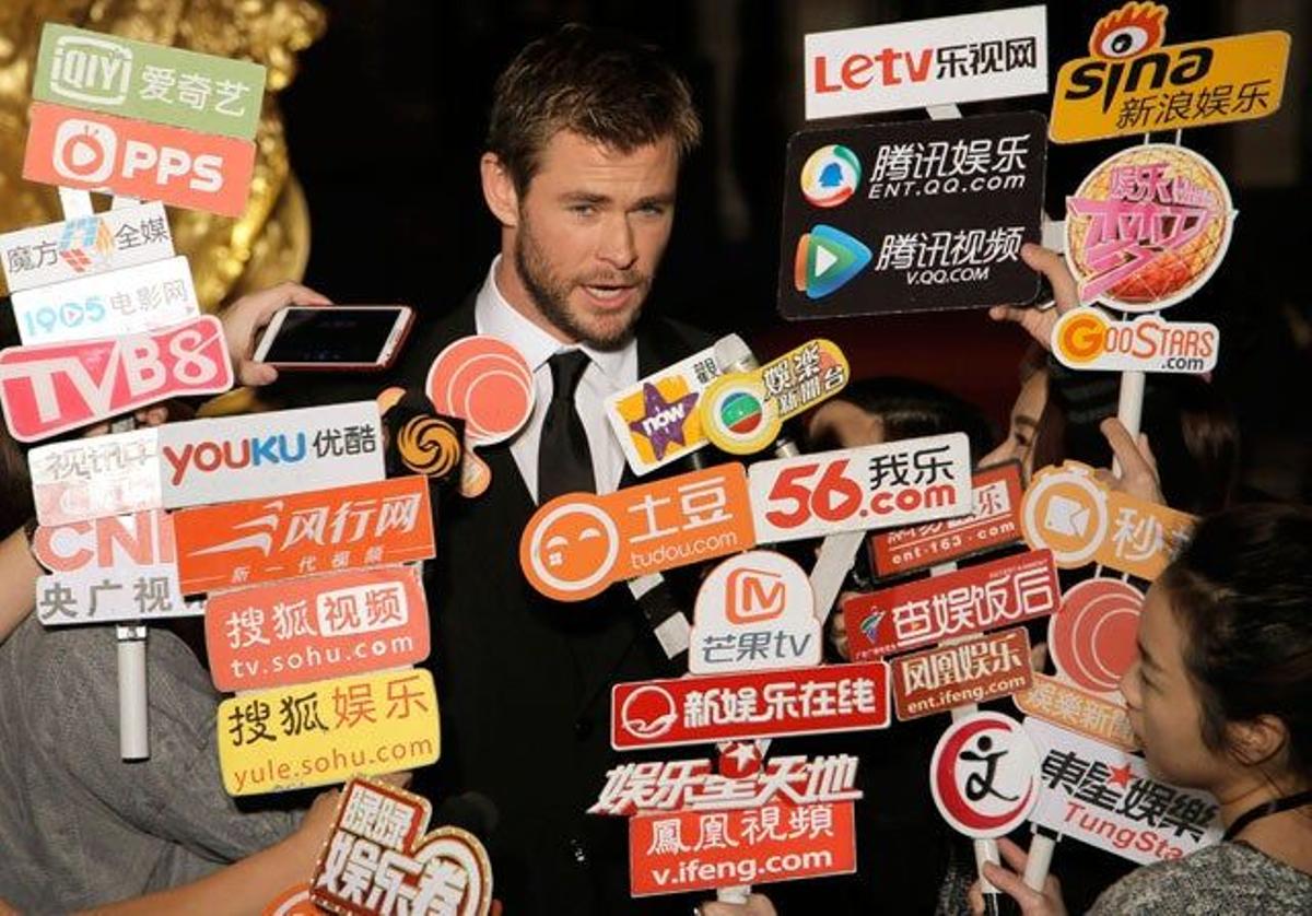Chris Hemsworth hablando para diferentes medios de comunicación chinos