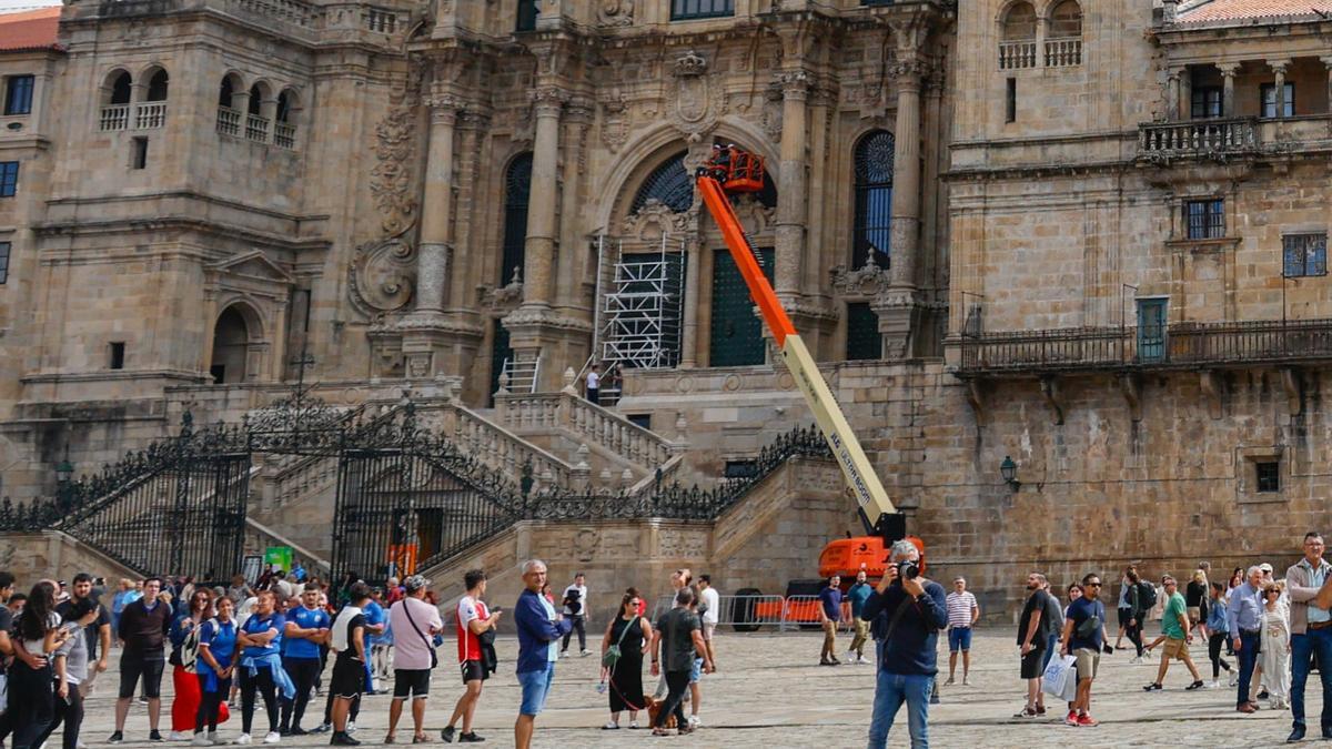 Los operarios utilizan una grúa para las labores de limpieza de las fachadas de la Catedral