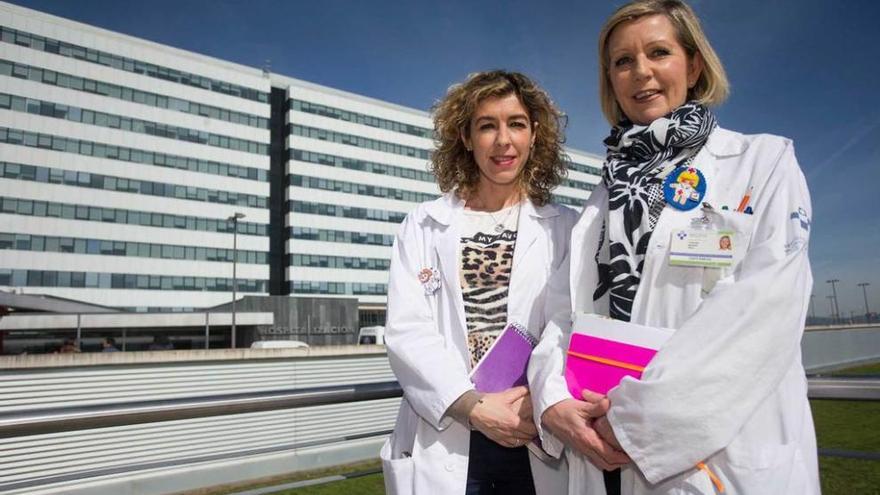 Lilian Pombo (izquierda) y Yolanda Iglesias, ayer en el Hospital Universitario Central de Asturias (HUCA).