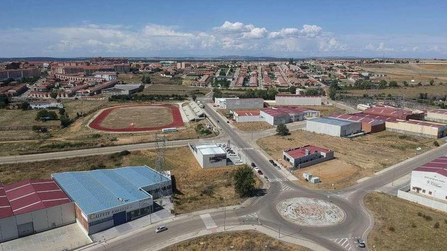 Frente a la rotonda en sentido Benavente, a la derecha, vista aérea del tanatorio-crematorio que motivó la demanda de la Asociación de Funerarias.