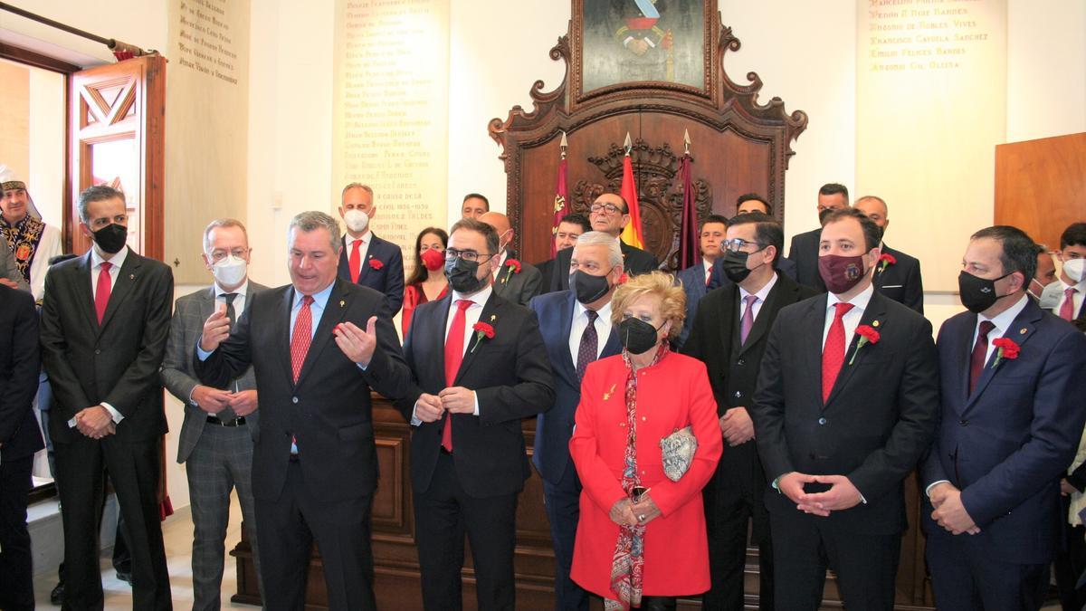 Alberto Secada, junto al alcalde y al resto de presidentes de las cofradías, en el Ayuntamiento.