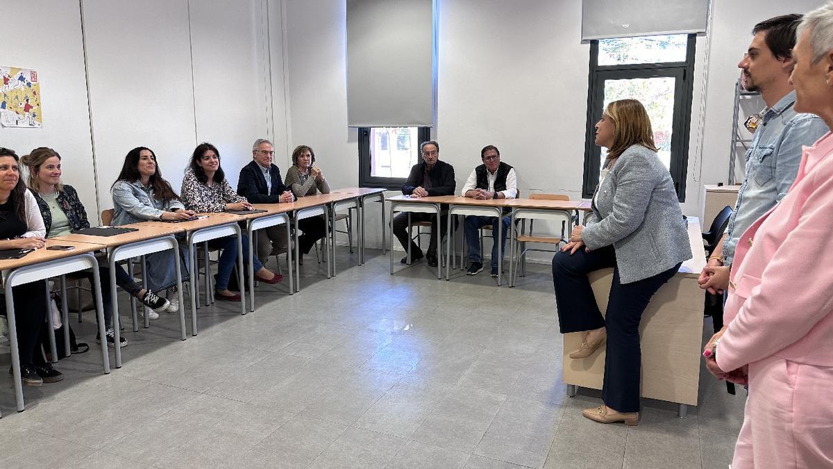 La alcaldesa visitó a los emprendedores en el inicio de Benicàssim Activa.