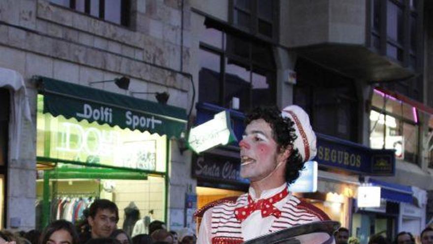 Un actor caracterizado de camarero durante el itinerario por la ciudad.