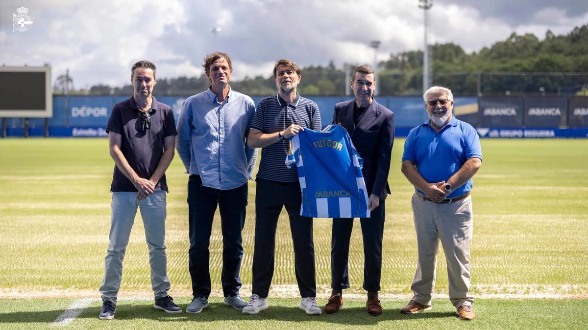 Ismael Arilla, director de cantera, junto a representantes de Futcor