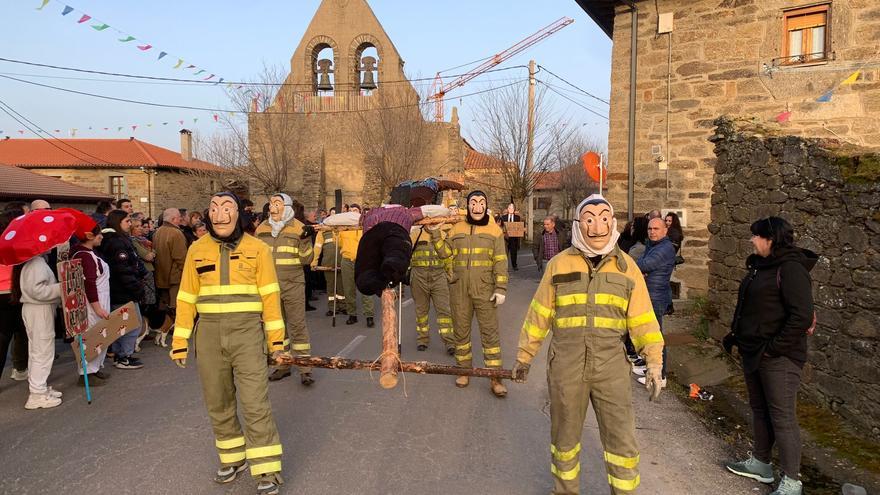 VIDEO | Bomberos forestales, Dalí y la marcha Thalberg en el carnaval de Villanueva de Valrojo