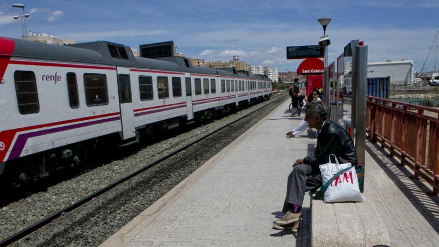 Ayuntamiento y Plataforma Renfe piden que se retire el tren de costa de la conexión con el aeropuerto