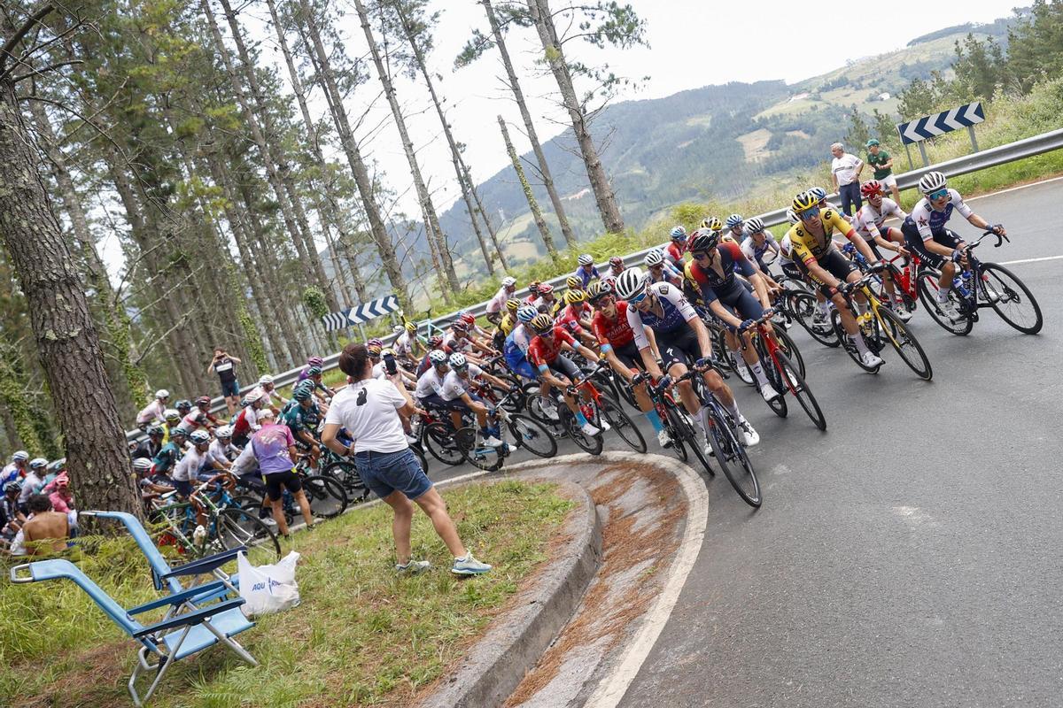 ZARAUTZ, 24/08/2022.- El pelotón durante la quinta etapa de La Vuelta disputada este miércoles entre Irún y Bilbao, con 187,2 km de recorrido.- EFE/Javier Lizón