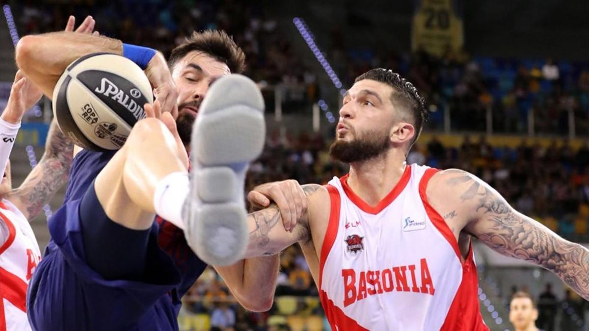 Oriola pugna por un balón ante la defensa de Poirier