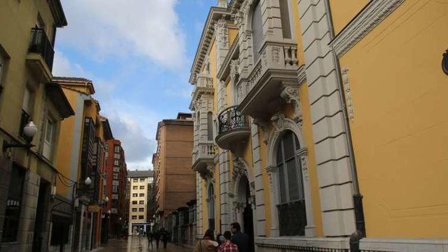 El Conservatorio Julián Orbón, a la derecha.