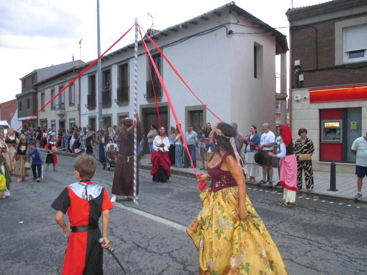 GALERÍA | Camarzana de Tera se despide de sus fiestas con el Desfile de Carrozas GALERÍA | Camarzana de Tera se despide de sus fiestas con el Desfile de Carrozas