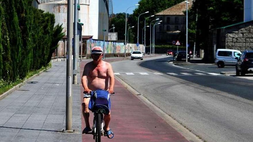 Un tramo del paseo y el carril bici, al lado de varias empresas.