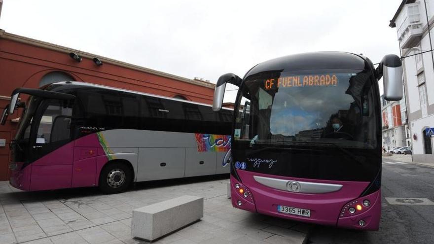 El autocar del Fuenlabrada, ayer en su hotel de concentración de A Coruña