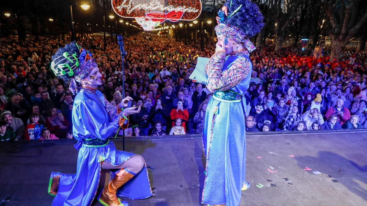 Sorpresa en el Antroxu de Gijón: así fue la romántica petición de mano en pleno desfile de Carnaval