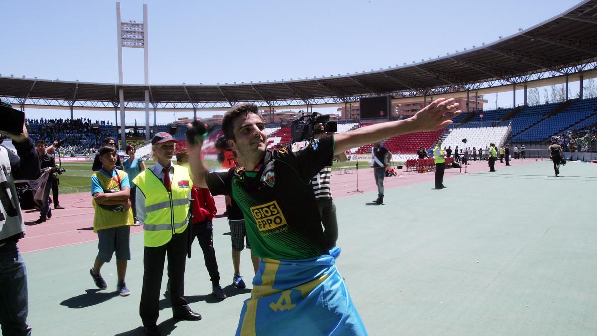 Pelayo Novo celebrando el ascenso del Elche en Almería, en 2013, con la bandera de Asturias