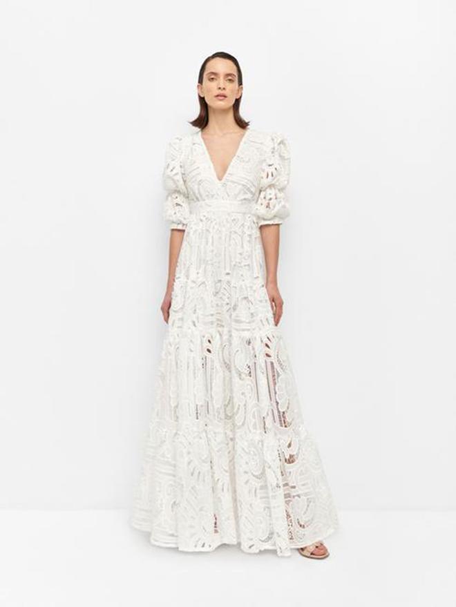 Maxi vestido confeccionado en tejido de algodón, en bordado inglés, de color blanco roto