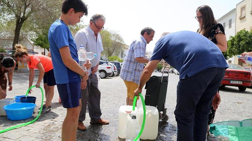 Refuerzo con cuatro camiones cisterna para dar agua potable