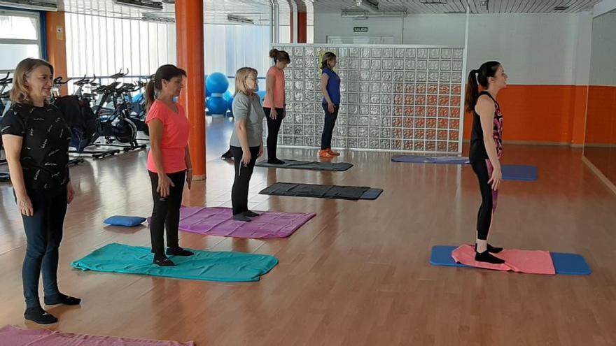 El yoga es una de las actividades que ofrece el Servei d’Esports para mejorar la salud física y mental.