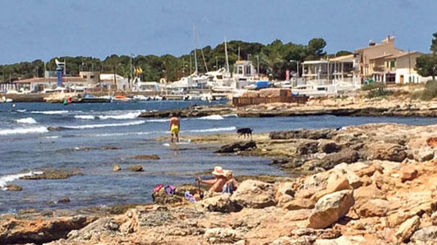 Aspecto que presentaba, en la mañana de ayer, la localidad de s´Estanyol, con diversos bañistas y algún que otro perro refrescándose.