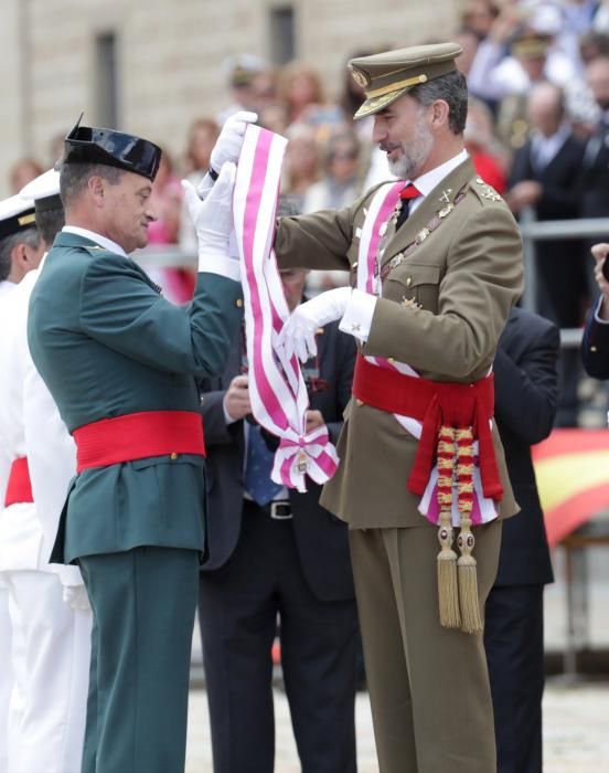 El rey Felipe impone una condecoración antes de la reunión bienal del Capítulo de la Orden de San Hermenegildo