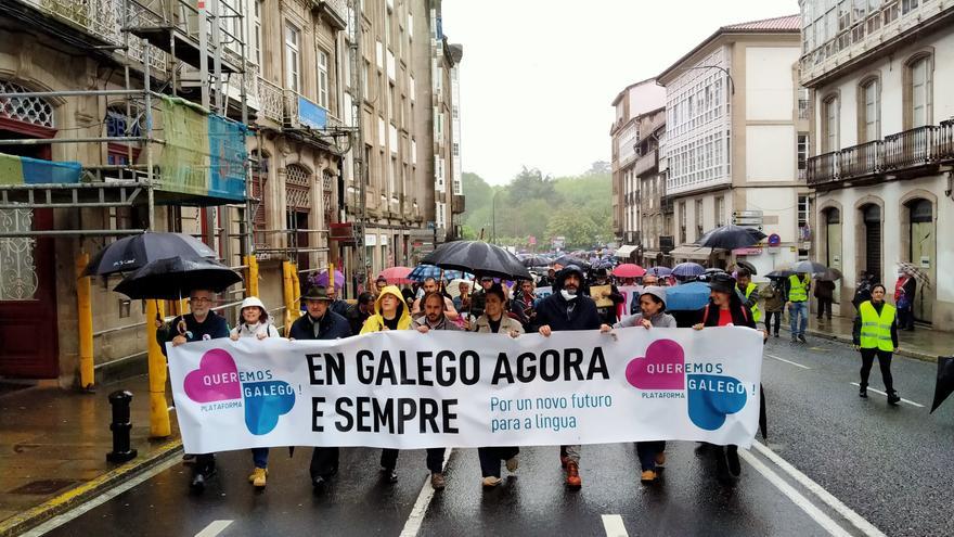 A manifestación en defensa do galego desafía á chuvia