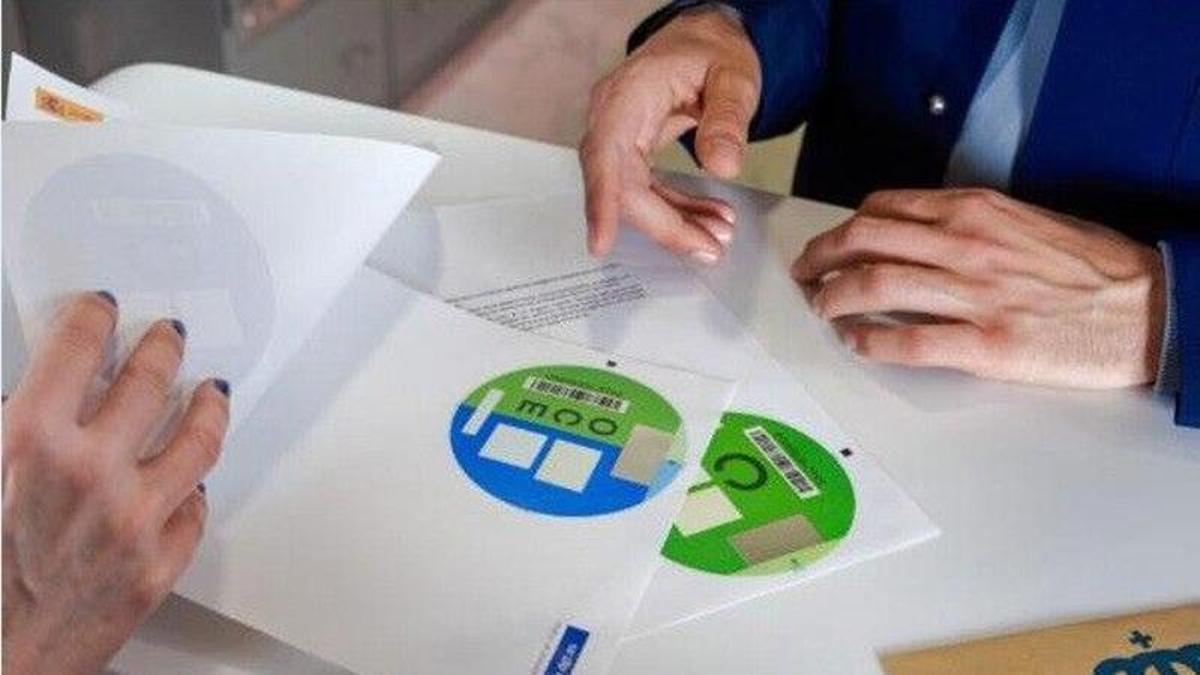 Una de las pegatinas para poder acceder a la zona de bajas emisiones.