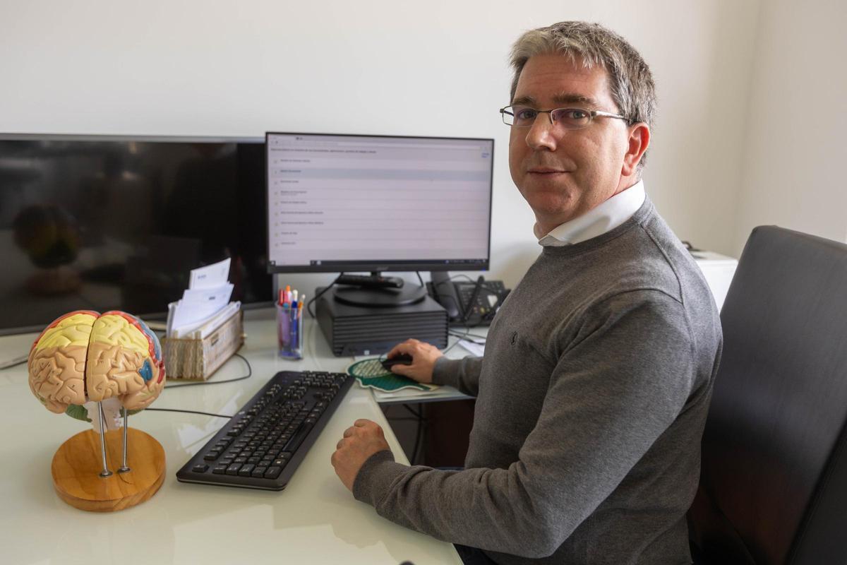 Francisco Mira, neurólogo