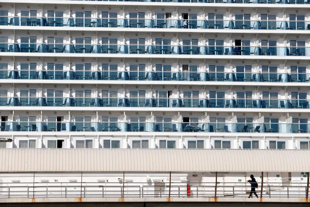 El Sky Princess en el puerto de Málaga