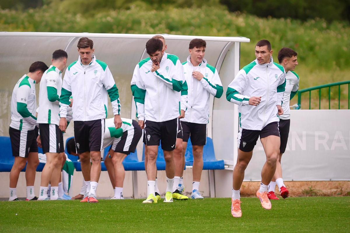 Los futbolistas del Córdoba CF, en una sesión de entrenamiento en la Ciudad Deportiva.
