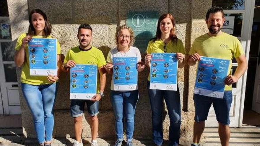 Representantes del Concello y de los guías en Cangas. // G.N.