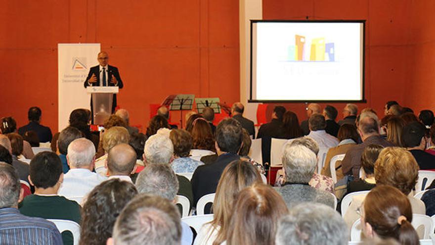 Manuel Palomar intervé en l&#039;acte de presentació de la seu, amb el nou logotip projectat al darrere.