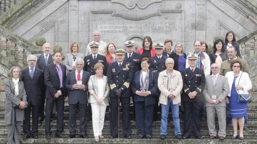 El comandante con los homenajeados que asistieron al acto. //S.A.