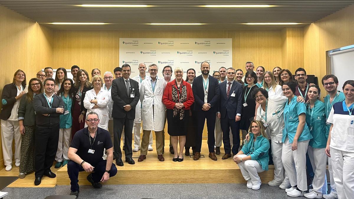 El equipo directivo y distintos profesionales del Hospital Quirónsalud Córdoba junto a los auditores de la Joint Commission International.