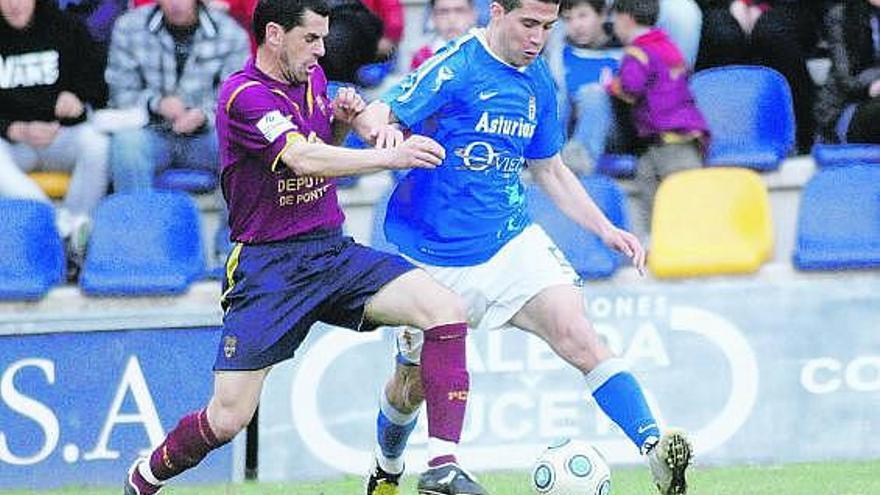 Un disparo de Manu Busto entre dos jugadores locales.