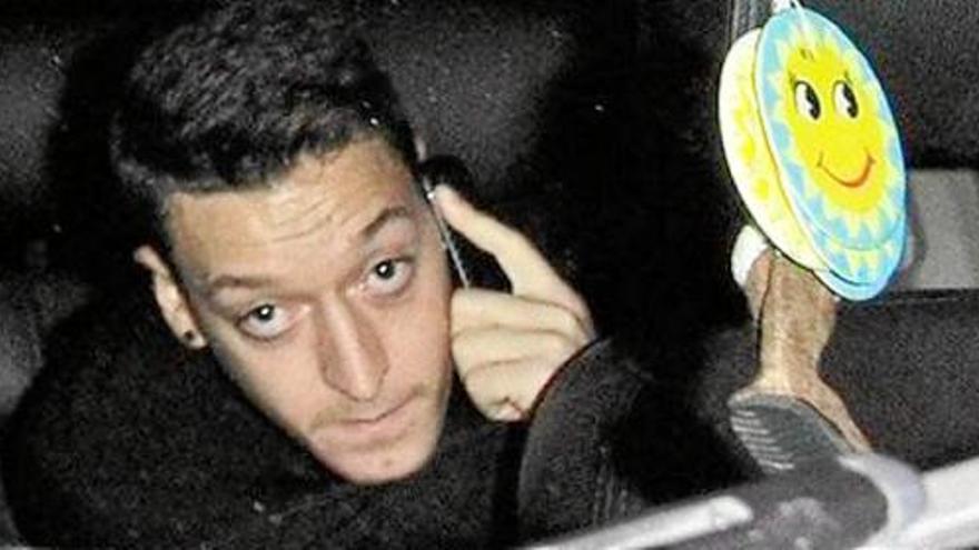 Mesut Özil se encuentra concentrado con la selección alemana.