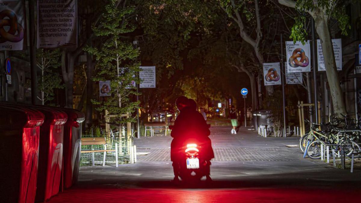 El carrer del Consell de Cent, a Barcelona, a les fosques dilluns a la nit. | MANU MITRU El carrer del Consell de Cent, a Barcelona, a les fosques dilluns a la nit. | MANU MITRU