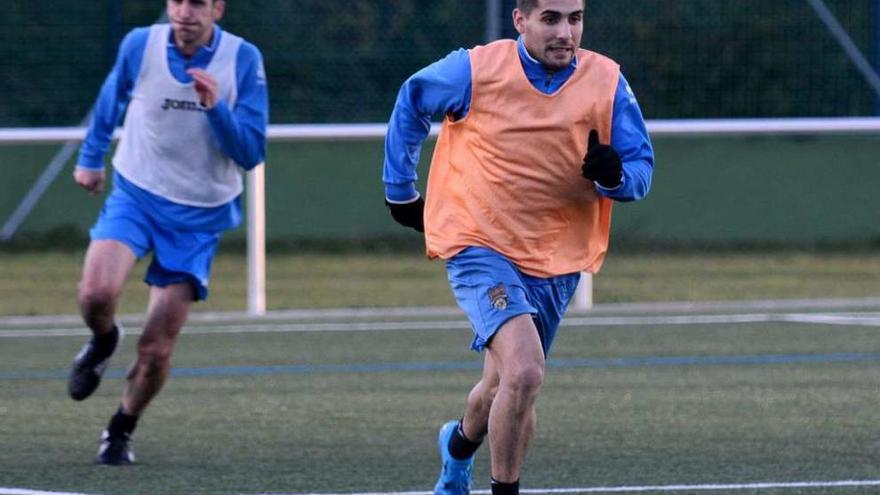 Borjas, en primer término, y Capi durante un entrenamiento celebrado en Príncipe Felipe. // Rafa Vázquez