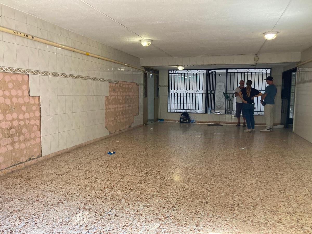 El interior de la portería donde se ha localizado el cadáver de un bebé dentro de una bolsa, en el barrio de La Mina, en Sant Adrià de Besòs.