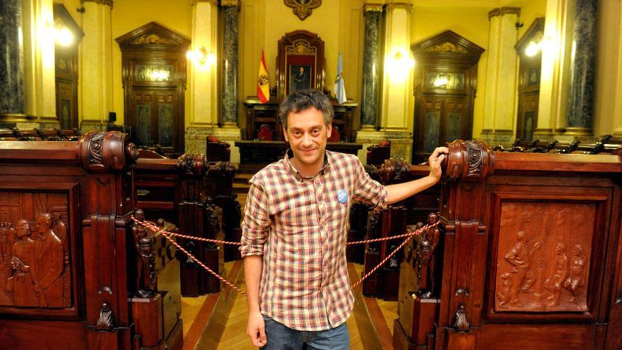 Xulio Ferreiro, candidato a la Alcaldía de la Marea Atlántica, posa en el salón de plenos del Palacio Municipal, en María Pita. / Víctor Echave