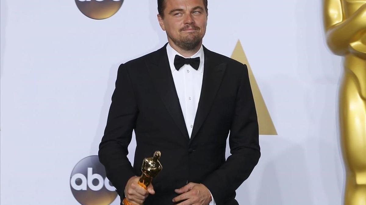 fimedio32987701 best actor winner leonardo dicaprio carries his os160421170914