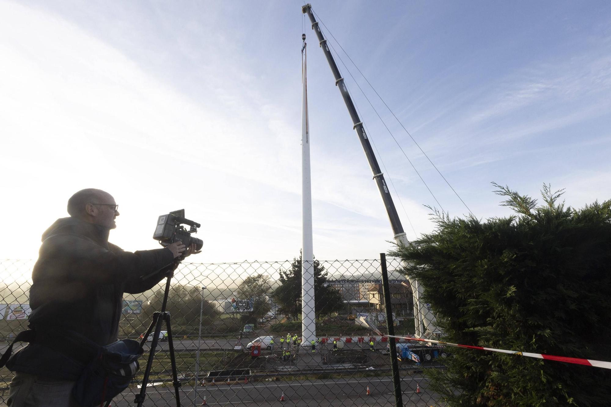 EN IMÁGENES: Así fue la instalación del mástil de 55 metros en las obras de la entrada de Oviedo