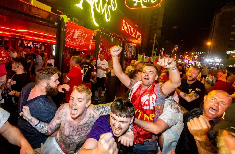 Aficionados del Tottenham y del Liverpool vibran en Benidorm con la final de la Champions