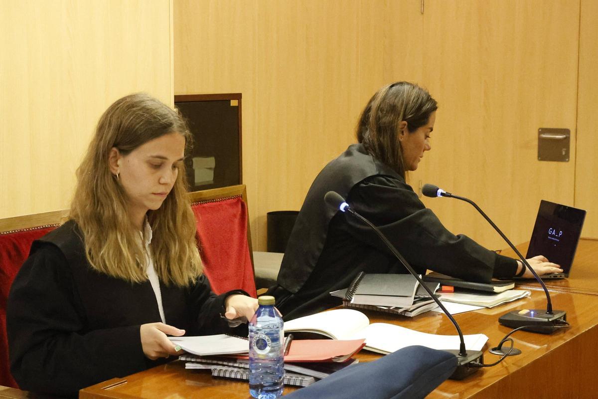 Por la izquierda, las abogadas Maria de los Ángeles Chávarri e Irene Arévalo, del bufete Gómez Acebo, que representan a Telf, en el juicio de ayer.