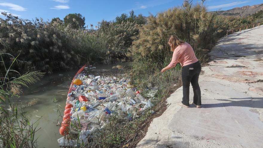 Vecinos y ecologistas piden al Consorcio que asuma el coste de la retirada de los plásticos en el río