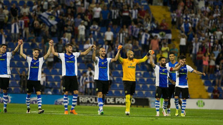 Los jugadores agradecen el apoyo de la afición tras el pase al último partido de la promocion