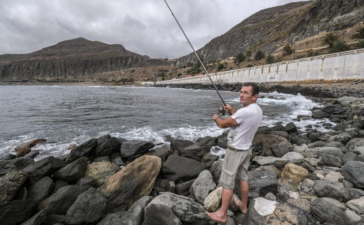 Miguel Martel entre las rocas pescando.