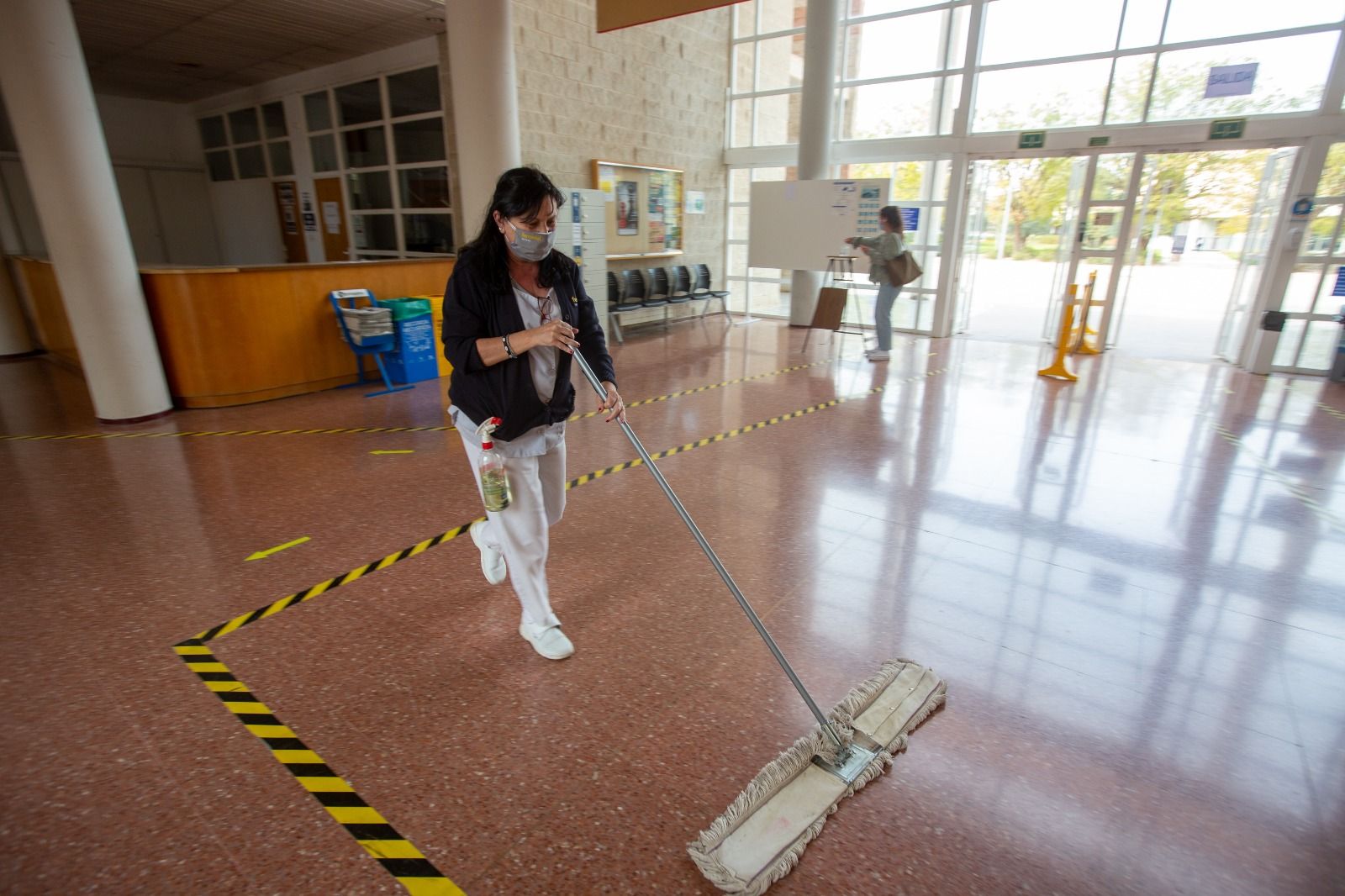 Universitarios de Alicante y Elche vuelven parcialmente a las aulas al remitir el covid